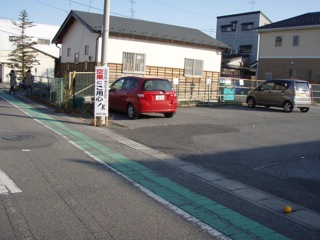 P2270006 南側駐車場と道路.jpeg