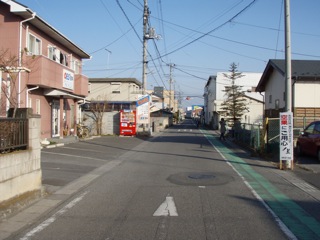 P2270007 外観と道路と南側駐車場.jpeg